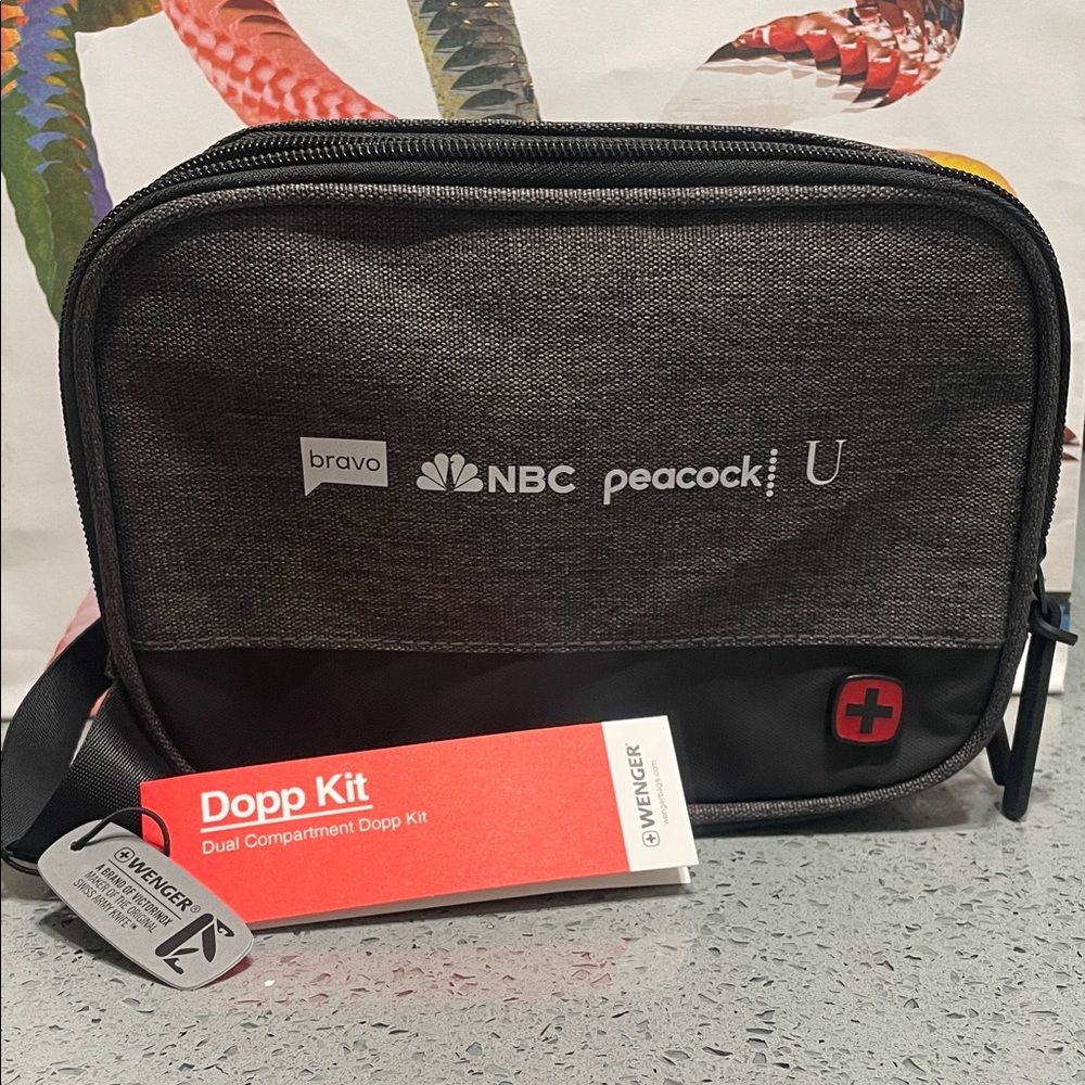 NWT Wenger Dual Compartment Travel Dopp Kit